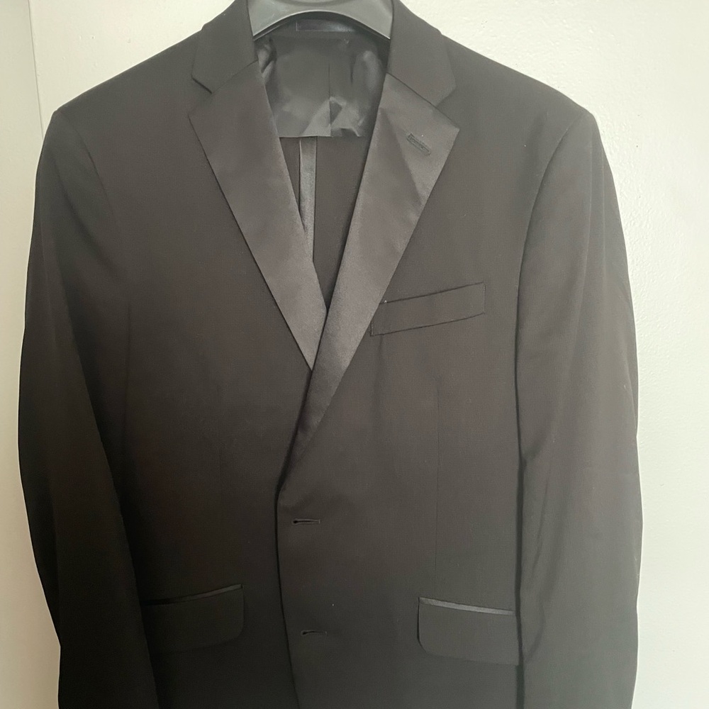 Men’s Kenneth Cole reaction tuxedo